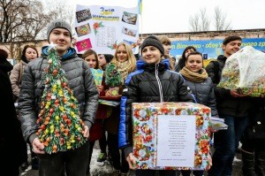 Запорожские дети передали бойцам письма, обереги и подарки