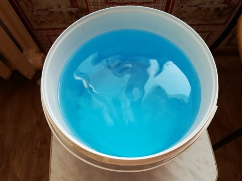 В Запорожской области из кранов потекла голубая вода (ФОТО)