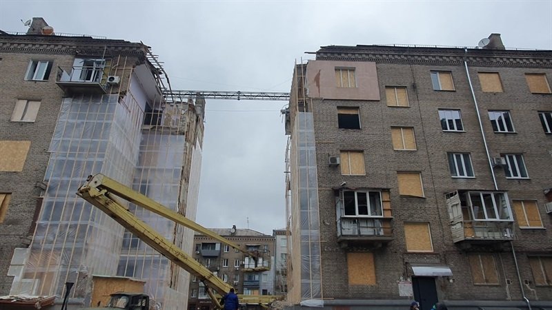 Комунальники продовжують "консервувати" пошкоджені частини будинку на вулиці Незалежної України 
