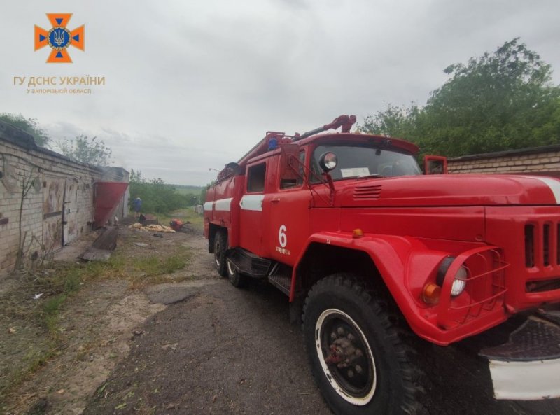 Співробітники ДСНС у Запорізькій області ліквідували пожежу, яка сталась через атаку росіян  