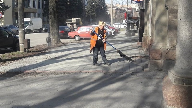 Запорізькі комунальники продовжують приводити місто до ладу