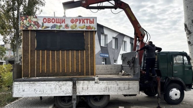 У Бердянську росіяни масово зносять торговельні точки без погодження