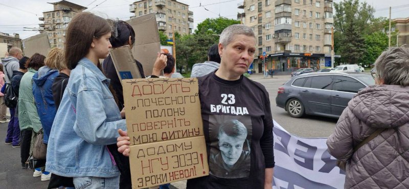 Син запоріжанки, яка чекала його з полону три роки, повернувся додому