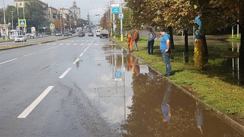 Запорожские коммунальщики обеспечивают проезжаемость дорог после обильных осадков