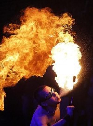 Люди, создающие фаер-шоу: огонь должен быть свободным 