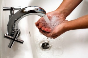 Частое мытье рук ребенком может быть признаком невроза навязчивых состояний