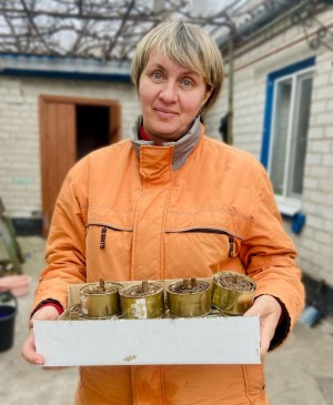 Подружжя із села Запорізького району виготовляє окопні свічки для бійців ЗСУ