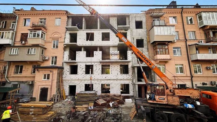 У Запоріжжі кожен четвертий багатоквартирний будинок пошкоджено через російські обстріли У Запоріжжі кожен четвертий багатоквартирний будинок пошкоджено через російські обстріли