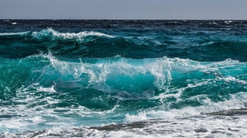 На запорожском курорте море уничтожает металлические навесы (ФОТОФАКТ)