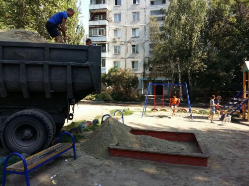 Детские площадки Бородинского микрорайона Запорожья теперь с песком (ФОТО)