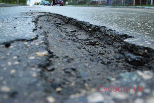 В центре Запорожья на проспекте Соборном провалился асфальт (ФОТО)
