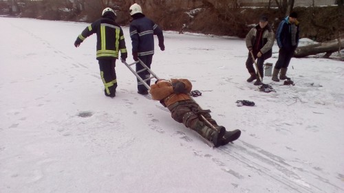 Запорожского рыбака доставили в больницу (ФОТО)