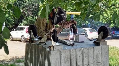 В Запорожье неизвестные начали массово уничтожать мусорные баки (ФОТО)