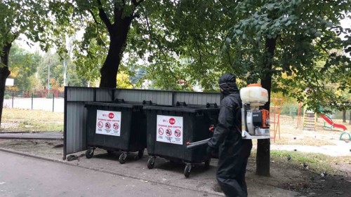 Карантин в Запорожье: в городе начали обрабатывать даже мусорные баки (ФОТО)