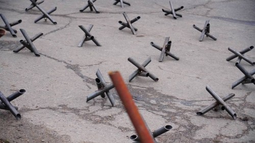 Для розгрузки мішків з піском до обласного перинатального центру вже приїхало достатньо людей!