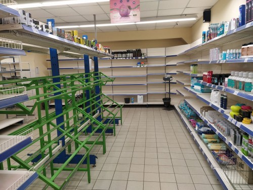 Пусті полиці в магазинах, відсутність газу та Інтернету: ситуація у Приморську, де окупанти почали брати в полон людей