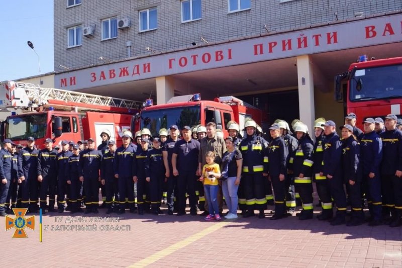 У Запоріжжі 7-річна дівчинка отримала орден тата, який загинув під час…