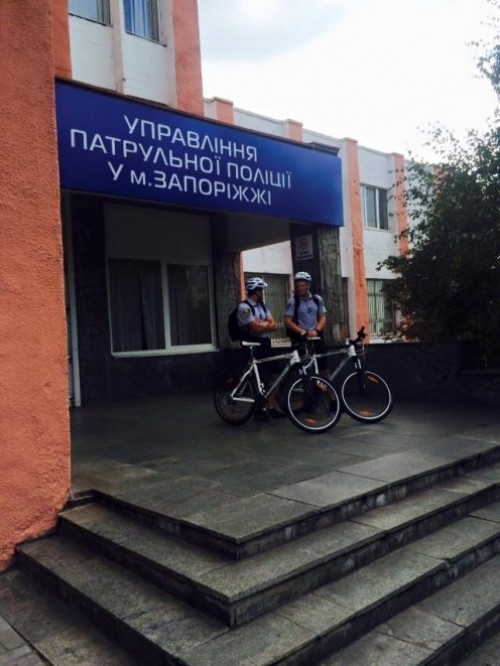 Запорожские патрульные сегодня пересели на велосипеды (фото)