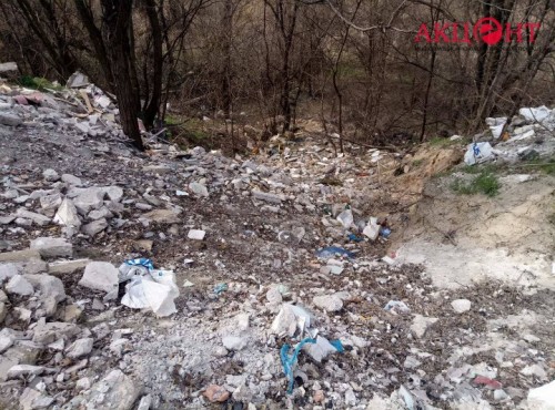 В Запорожье балка Маркусова становится свалкой строительного мусора (ФОТО)