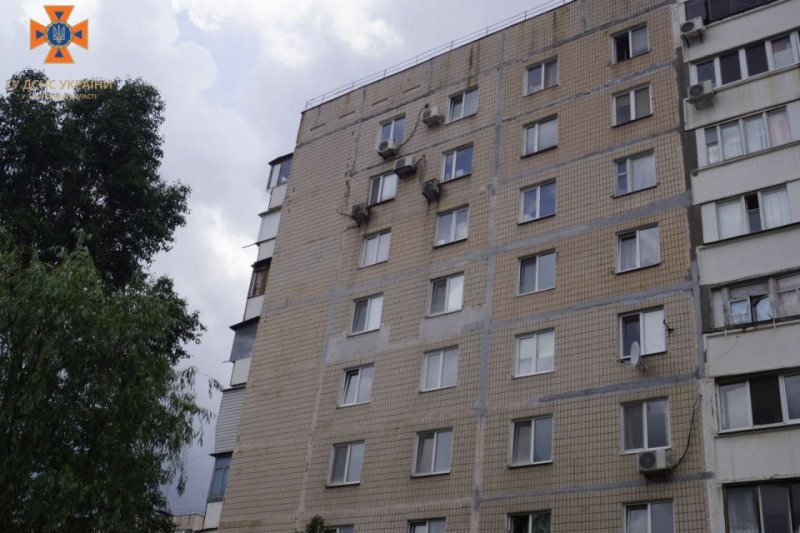 У Запоріжжі співробітники ДСНС врятували дівчину, яка стояла на підвіконні будинку