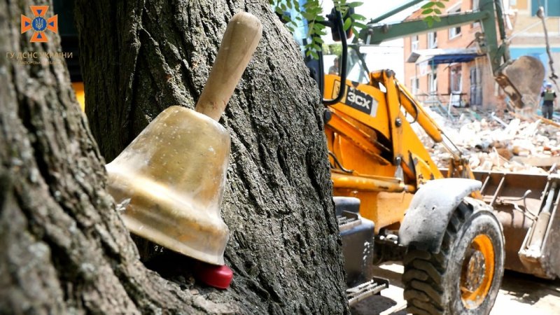 Війська рф продовжували обстрілювати школу в Оріхові під час рятувальної операції