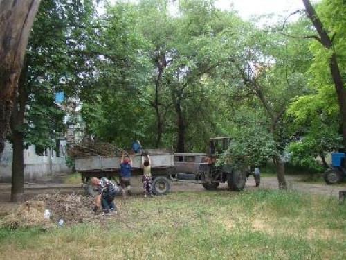 В Александровском районе идет плановая уборка мусора