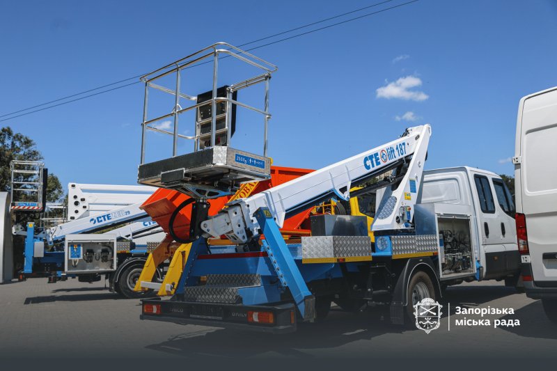 Автопарк запорізьких комунальників поповнили сучасною технікою