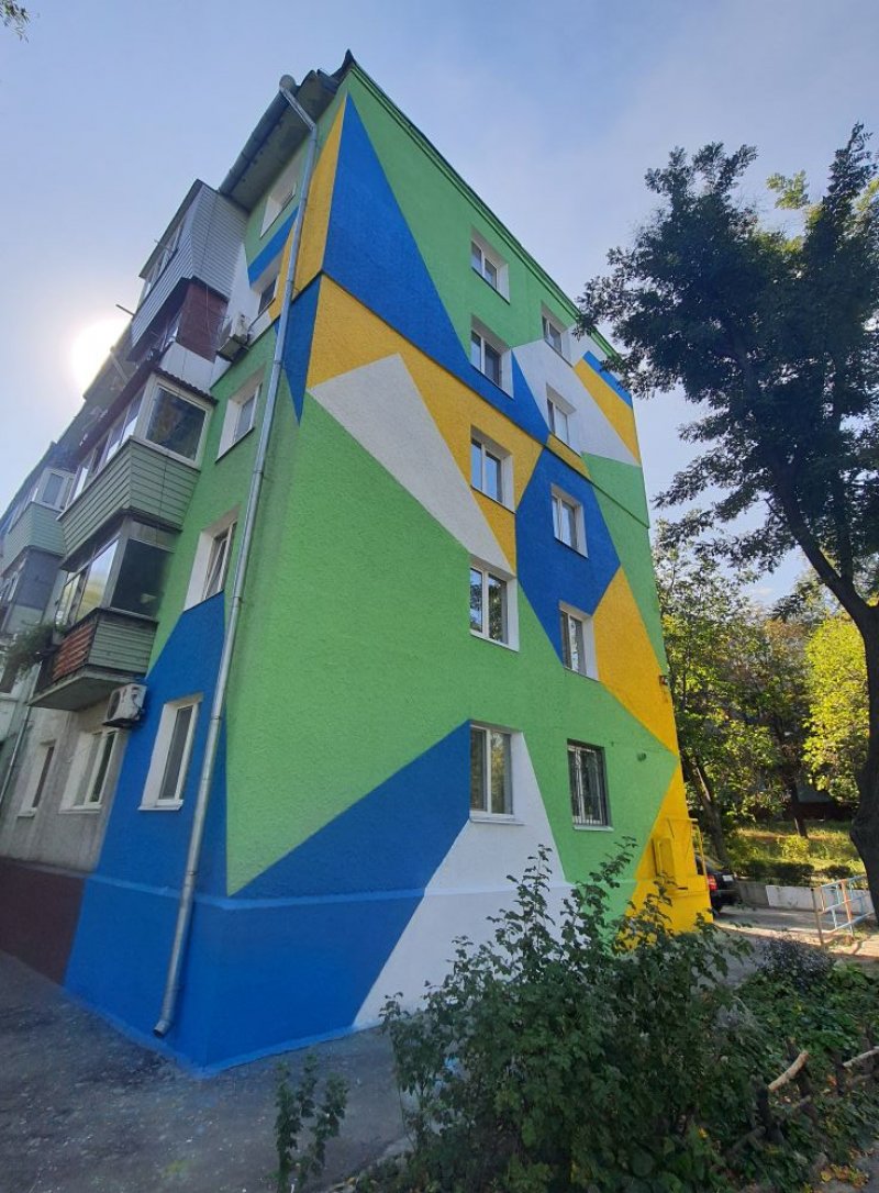 «Між звичним сірим та сміливим кольором»: у Запоріжжі показали новий мурал