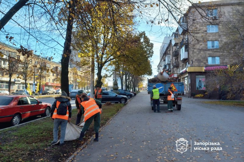 На проспекті прибирають опале листя