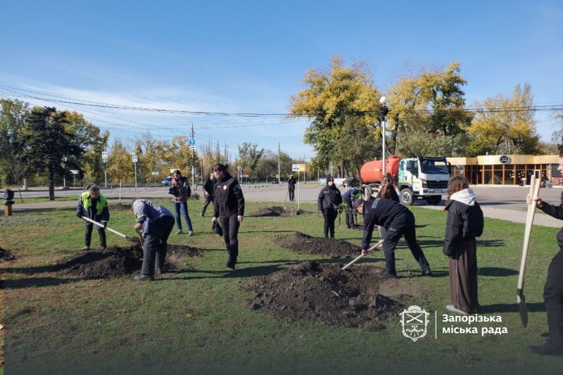 "Дуби незламності" висадили у Запоріжжі
