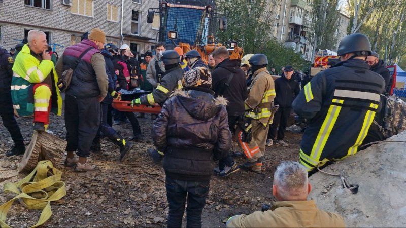 Запорізькі рятувальники дістали з-під завалів гуртожитка ще одне тіло. ФОТО. ВІДЕО
