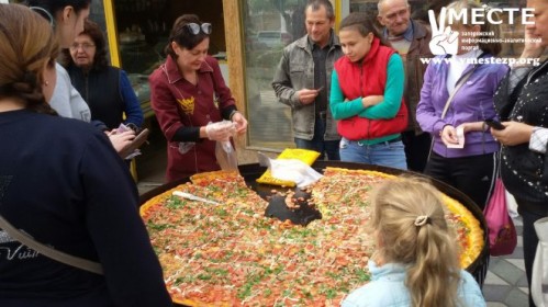 В Мелитополе приготовили огромную пиццу (ФОТО)