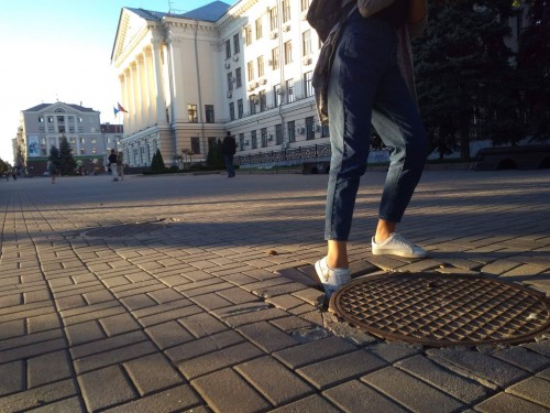 В Запорожье возле горсовета образовалась дыра возле люка (ФОТО)
