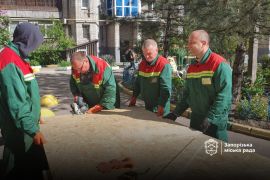 Комунальники «закривають» вікна та відновлюють покрівлі