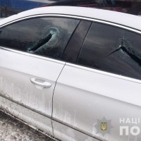 Избили двух человек, разбили дубинками витрины и окна машины: в Запорожье задержали компанию хулиганов