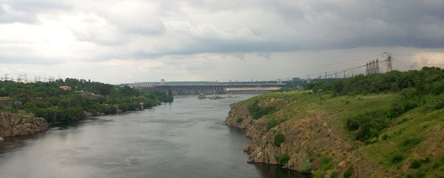 Вид на плотину с Арочного моста. Спава Хортица. Запорожье